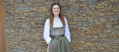braunes Dirndl mit roter Schürze, lange braune Haare
