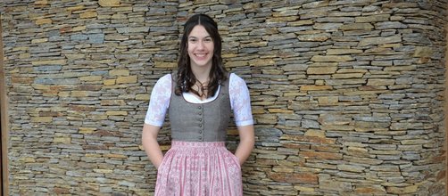 braunes Dirndl mit roter Schürze, lange braune Haare