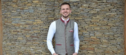 rot-braunes Gilet, dunkle kurze Haare