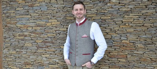 braun-rotes Gilet, hellbraune Haare