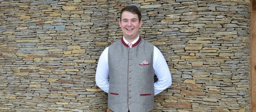 braun-rotes Gilet, dunkle Haare