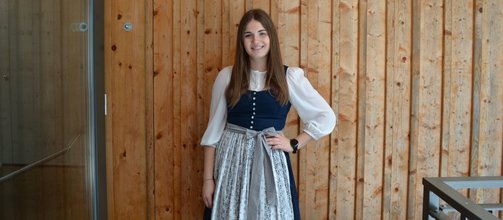 junges Mädchen, lange braune Haare, blaues Dirndl