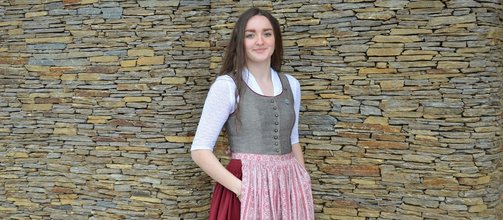braunes Dirndl mit roter Schürze, lange braune Haare