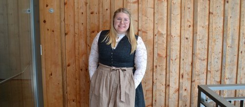 junges Mädchen, lange blonde Haare, blaues Dirndl