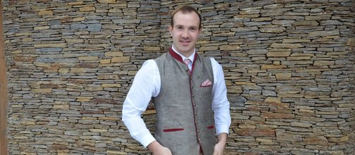 braun-rotes Gilet, rotbraune Haare