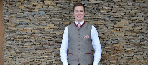 braun-rotes Gilet, braune Haare