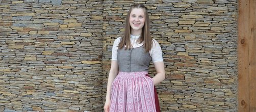 braunes Dirndl mit roter Schürze, lange braune Haare