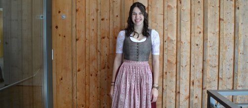 Mädchen mit langen braunen Haaren, Bezirks-Dirndl