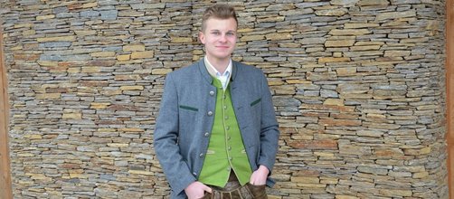 grünes Gilet, blonde Haare